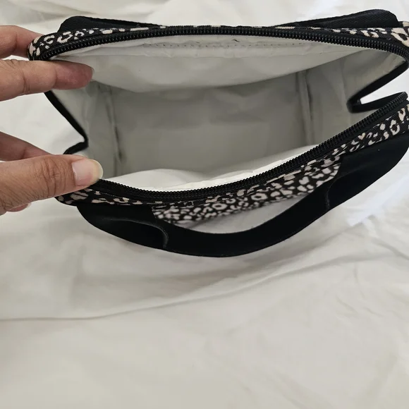 Vera Bradley "Retired" Camocat Pattern Black and White Printed Lunch Cooler Bag - Picture 4 of 4